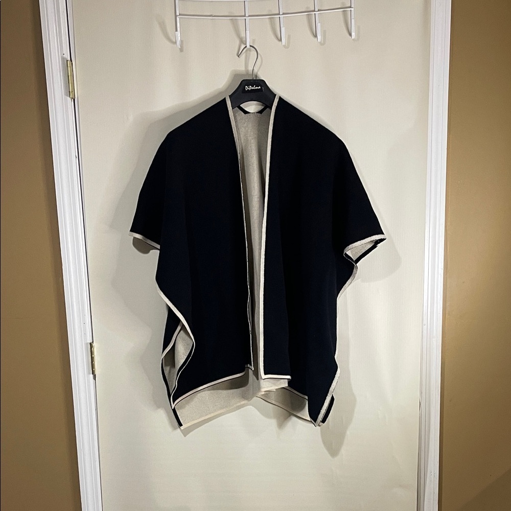 Kerisma Reversible Two Tone Elegant Black and Cream Women’s Poncho Wrap Like New - Picture 3 of 9